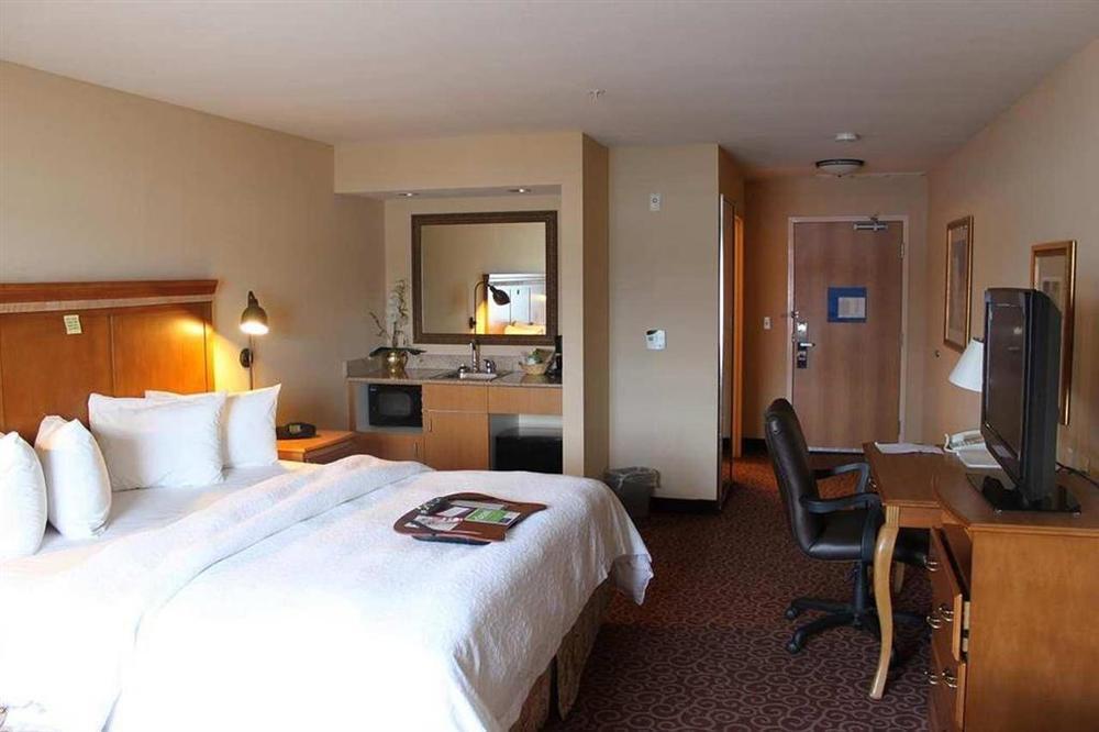 Hampton Inn & Suites Bremerton Room photo